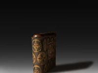 A japanese meiji hand warmer, with a phallic decoration on top, ca. 1900 11.5 x 7 cm. (4.53 x 2.75 in.) - afbeelding 2 van  6