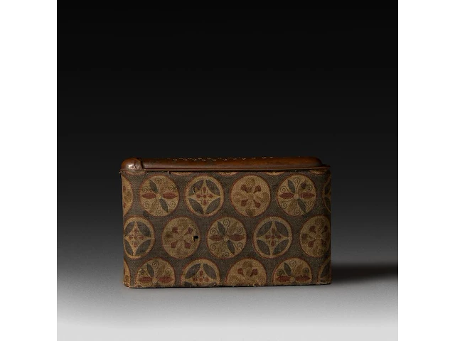 A japanese meiji hand warmer, with a phallic decoration on top, ca. 1900 11.5 x 7 cm. (4.53 x 2.75 in.) - afbeelding 3 van  6