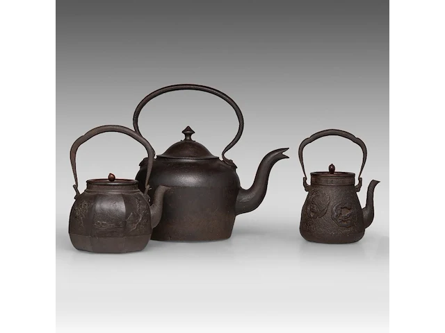 A japanese 'phoenix and dragon medallion' and a 'figure in a riverscape' cast iron tetsubin kettle, both signed, meiji period, total h 24,5 - 24,8 cm - afbeelding 1 van  8