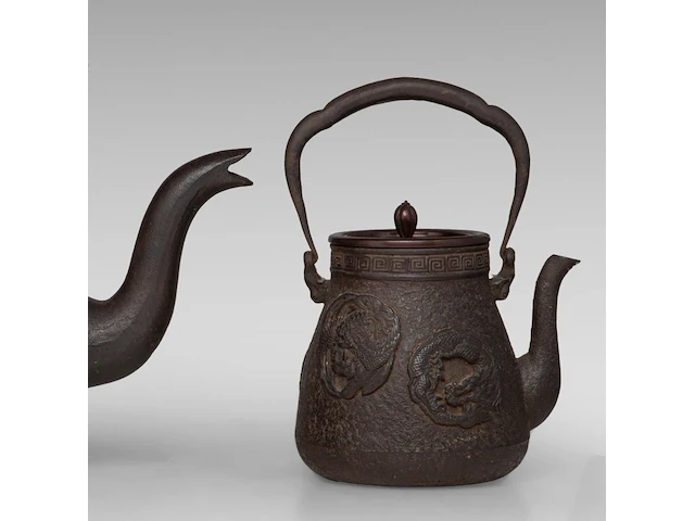 A japanese 'phoenix and dragon medallion' and a 'figure in a riverscape' cast iron tetsubin kettle, both signed, meiji period, total h 24,5 - 24,8 cm - afbeelding 2 van  8