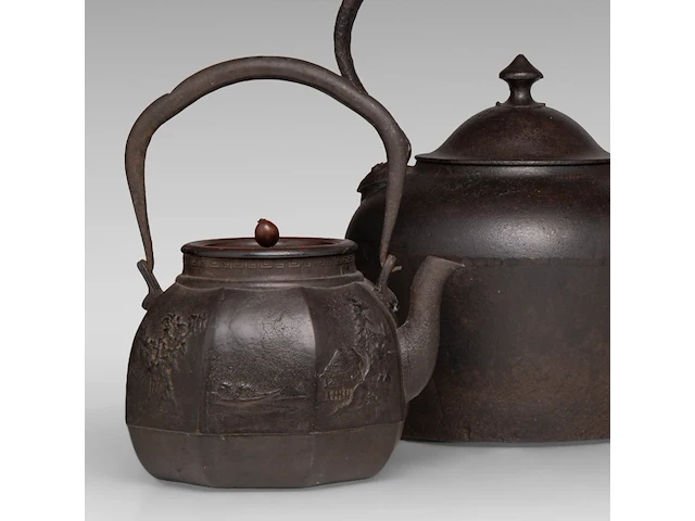 A japanese 'phoenix and dragon medallion' and a 'figure in a riverscape' cast iron tetsubin kettle, both signed, meiji period, total h 24,5 - 24,8 cm - afbeelding 3 van  8