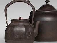 A japanese 'phoenix and dragon medallion' and a 'figure in a riverscape' cast iron tetsubin kettle, both signed, meiji period, total h 24,5 - 24,8 cm - afbeelding 3 van  8