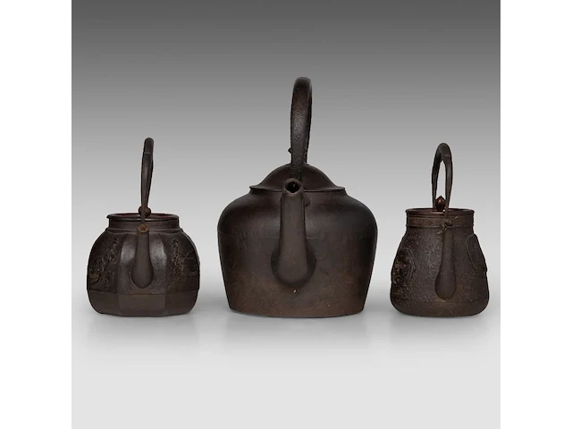 A japanese 'phoenix and dragon medallion' and a 'figure in a riverscape' cast iron tetsubin kettle, both signed, meiji period, total h 24,5 - 24,8 cm - afbeelding 4 van  8