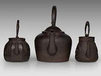 A japanese 'phoenix and dragon medallion' and a 'figure in a riverscape' cast iron tetsubin kettle, both signed, meiji period, total h 24,5 - 24,8 cm - afbeelding 4 van  8