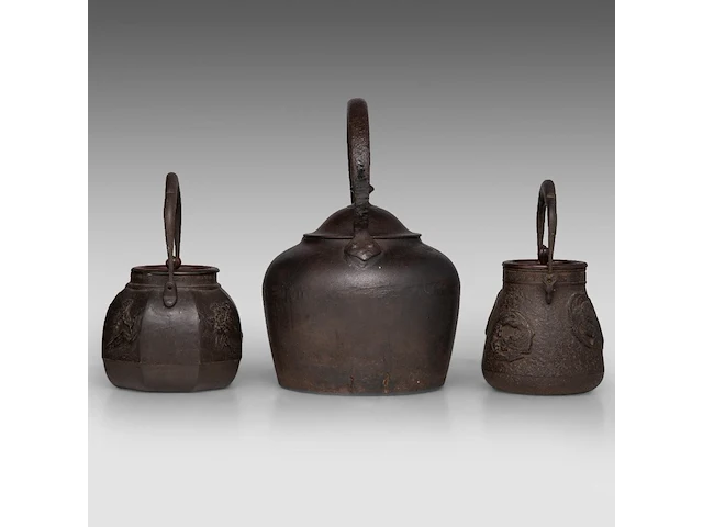 A japanese 'phoenix and dragon medallion' and a 'figure in a riverscape' cast iron tetsubin kettle, both signed, meiji period, total h 24,5 - 24,8 cm - afbeelding 5 van  8