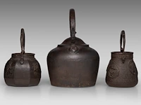 A japanese 'phoenix and dragon medallion' and a 'figure in a riverscape' cast iron tetsubin kettle, both signed, meiji period, total h 24,5 - 24,8 cm - afbeelding 5 van  8
