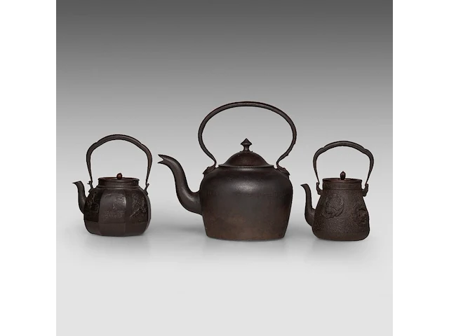 A japanese 'phoenix and dragon medallion' and a 'figure in a riverscape' cast iron tetsubin kettle, both signed, meiji period, total h 24,5 - 24,8 cm - afbeelding 6 van  8