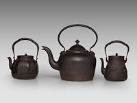 A japanese 'phoenix and dragon medallion' and a 'figure in a riverscape' cast iron tetsubin kettle, both signed, meiji period, total h 24,5 - 24,8 cm - afbeelding 6 van  8