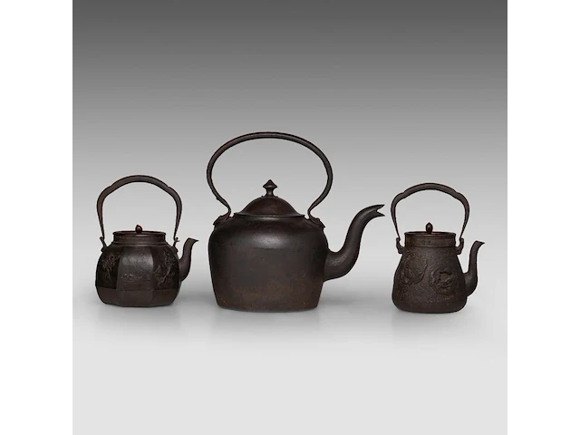 A japanese 'phoenix and dragon medallion' and a 'figure in a riverscape' cast iron tetsubin kettle, both signed, meiji period, total h 24,5 - 24,8 cm - afbeelding 7 van  8