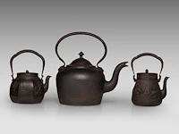 A japanese 'phoenix and dragon medallion' and a 'figure in a riverscape' cast iron tetsubin kettle, both signed, meiji period, total h 24,5 - 24,8 cm - afbeelding 7 van  8
