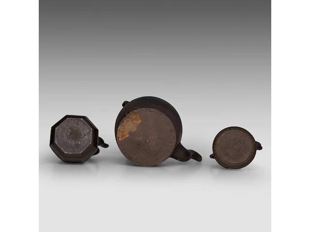 A japanese 'phoenix and dragon medallion' and a 'figure in a riverscape' cast iron tetsubin kettle, both signed, meiji period, total h 24,5 - 24,8 cm - afbeelding 8 van  8