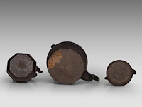A japanese 'phoenix and dragon medallion' and a 'figure in a riverscape' cast iron tetsubin kettle, both signed, meiji period, total h 24,5 - 24,8 cm - afbeelding 8 van  8