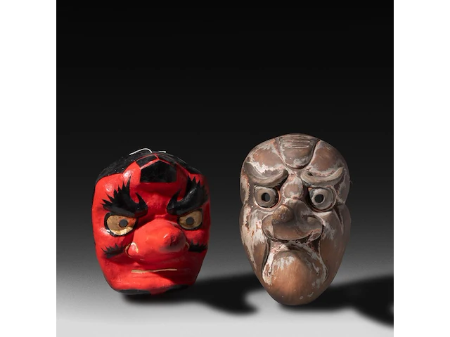 A japanese polychrome decorated terracotta tengu mask, signed to the back, early 20thc, h 24 cm - afbeelding 1 van  5