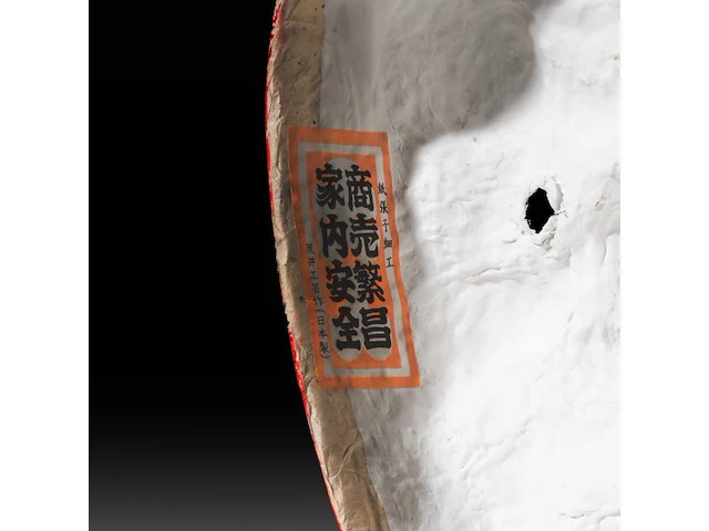 A japanese polychrome decorated terracotta tengu mask, signed to the back, early 20thc, h 24 cm - afbeelding 5 van  5