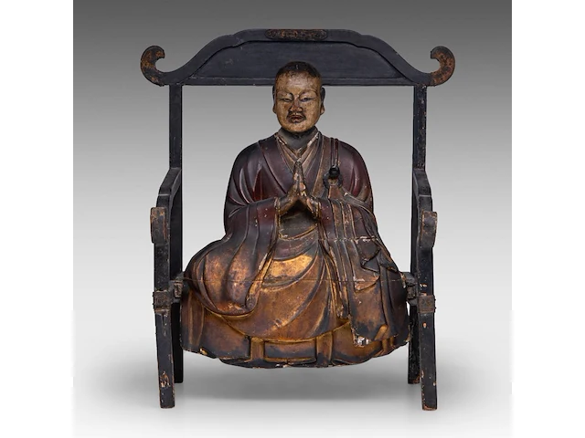 A japanese polychrome lacquered buddhist monk on the monastic chair (kyokuroku), meiji period, total h 48 - l 42 cm - afbeelding 1 van  6