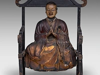 A japanese polychrome lacquered buddhist monk on the monastic chair (kyokuroku), meiji period, total h 48 - l 42 cm