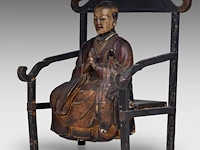 A japanese polychrome lacquered buddhist monk on the monastic chair (kyokuroku), meiji period, total h 48 - l 42 cm - afbeelding 2 van  6