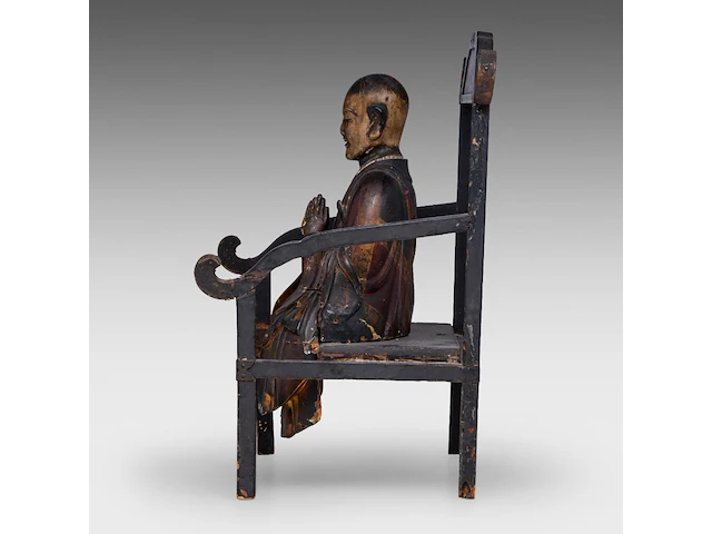 A japanese polychrome lacquered buddhist monk on the monastic chair (kyokuroku), meiji period, total h 48 - l 42 cm - afbeelding 3 van  6