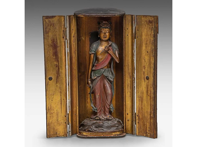 A japanese polychrome lacquered standing figure of sho kannon bosatsu, late meiji, total h 53 cm - fitted in a zushi portable shrine, h 57,5 - 22 x 21 cm - afbeelding 1 van  13