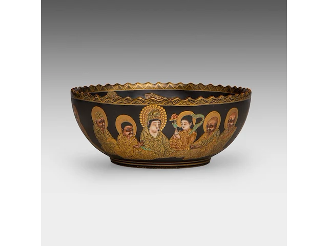 A japanese satsuma ware 'rakan / 500 arhats' bowl, late meiji, h 7,5 - ø 18 cm - afbeelding 1 van  6
