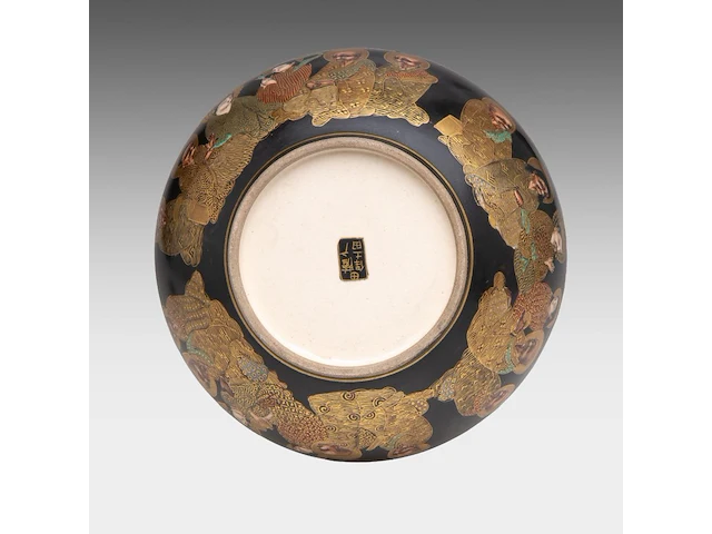 A japanese satsuma ware 'rakan / 500 arhats' bowl, late meiji, h 7,5 - ø 18 cm - afbeelding 6 van  6