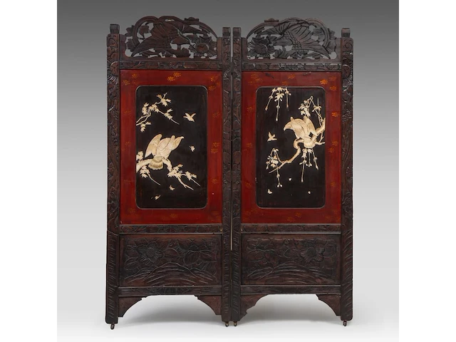A japanese shibayama lacquered and carved wood two-panel chamber screen, 20thc, 71 x 181 cm (each panel) - afbeelding 1 van  5
