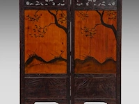 A japanese shibayama lacquered and carved wood two-panel chamber screen, 20thc, 71 x 181 cm (each panel) - afbeelding 2 van  5