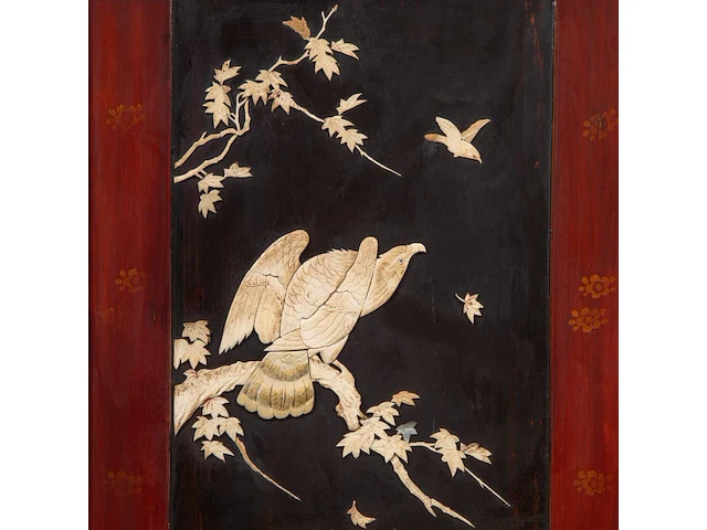 A japanese shibayama lacquered and carved wood two-panel chamber screen, 20thc, 71 x 181 cm (each panel) - afbeelding 3 van  5