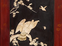 A japanese shibayama lacquered and carved wood two-panel chamber screen, 20thc, 71 x 181 cm (each panel) - afbeelding 3 van  5