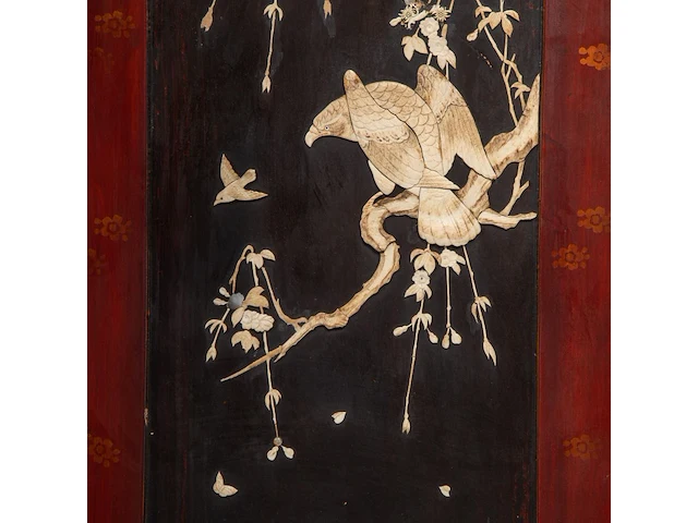 A japanese shibayama lacquered and carved wood two-panel chamber screen, 20thc, 71 x 181 cm (each panel) - afbeelding 4 van  5