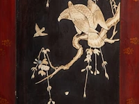 A japanese shibayama lacquered and carved wood two-panel chamber screen, 20thc, 71 x 181 cm (each panel) - afbeelding 4 van  5