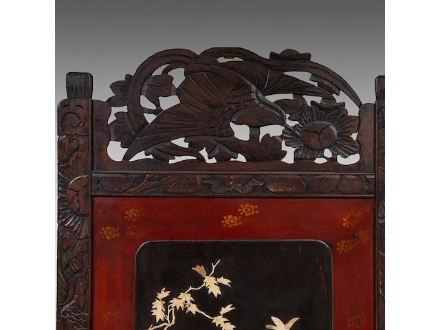 A japanese shibayama lacquered and carved wood two-panel chamber screen, 20thc, 71 x 181 cm (each panel) - afbeelding 5 van  5