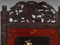 A japanese shibayama lacquered and carved wood two-panel chamber screen, 20thc, 71 x 181 cm (each panel) - afbeelding 5 van  5