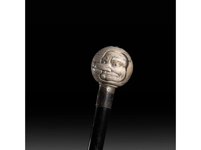 A japanese shunga walking stick, the handle in ivory with the goddess of fertility on one side and tengu on the other, meiji period (1868-1912); total h 79 cm - ivory ø 5 cm - total weight 232g (+) - afbeelding 1 van  4
