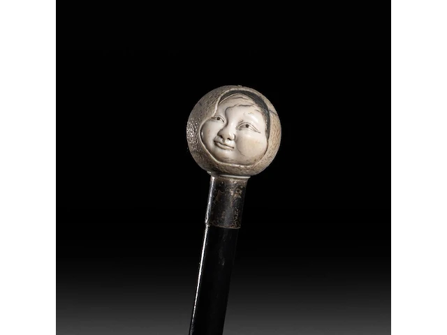 A japanese shunga walking stick, the handle in ivory with the goddess of fertility on one side and tengu on the other, meiji period (1868-1912); total h 79 cm - ivory ø 5 cm - total weight 232g (+) - afbeelding 2 van  4