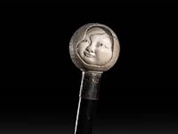 A japanese shunga walking stick, the handle in ivory with the goddess of fertility on one side and tengu on the other, meiji period (1868-1912); total h 79 cm - ivory ø 5 cm - total weight 232g (+) - afbeelding 2 van  4