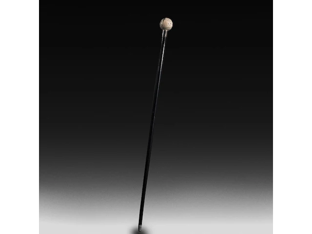 A japanese shunga walking stick, the handle in ivory with the goddess of fertility on one side and tengu on the other, meiji period (1868-1912); total h 79 cm - ivory ø 5 cm - total weight 232g (+) - afbeelding 4 van  4