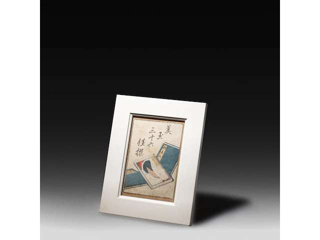 A japanese shunga woodblock print with female genitalia, on washi paper 17 x 12 cm. (6.69 x 4.71 in.), frame: 24.5 x 19.5 cm. (9.65 x 7.67 in.) - afbeelding 1 van  2