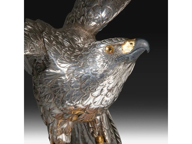 A japanese silvered bronze okimono of an eagle, perched on a burlwood stand, signed gyokko, meiji period, total h 64,8 cm - afbeelding 2 van  12