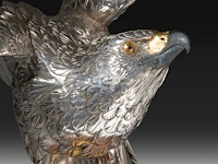 A japanese silvered bronze okimono of an eagle, perched on a burlwood stand, signed gyokko, meiji period, total h 64,8 cm - afbeelding 2 van  12