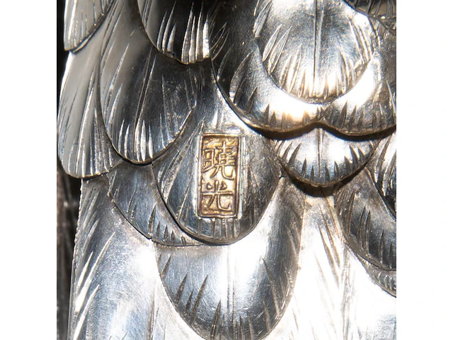 A japanese silvered bronze okimono of an eagle, perched on a burlwood stand, signed gyokko, meiji period, total h 64,8 cm - afbeelding 3 van  12