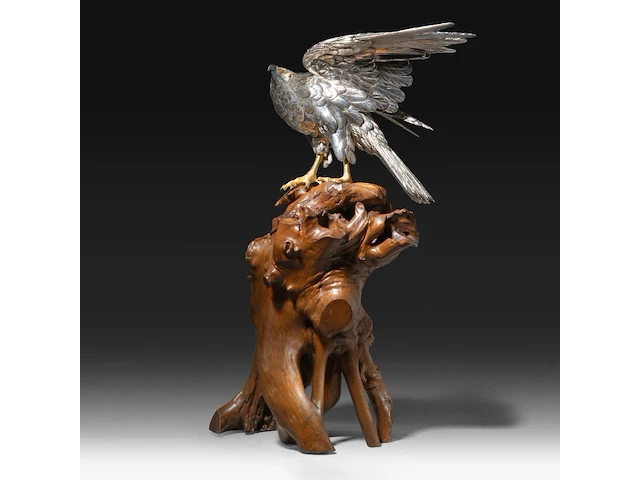 A japanese silvered bronze okimono of an eagle, perched on a burlwood stand, signed gyokko, meiji period, total h 64,8 cm - afbeelding 1 van  12