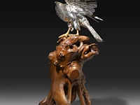 A japanese silvered bronze okimono of an eagle, perched on a burlwood stand, signed gyokko, meiji period, total h 64,8 cm