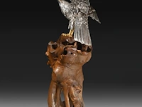 A japanese silvered bronze okimono of an eagle, perched on a burlwood stand, signed gyokko, meiji period, total h 64,8 cm - afbeelding 5 van  12