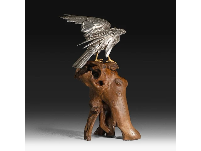 A japanese silvered bronze okimono of an eagle, perched on a burlwood stand, signed gyokko, meiji period, total h 64,8 cm - afbeelding 6 van  12