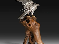 A japanese silvered bronze okimono of an eagle, perched on a burlwood stand, signed gyokko, meiji period, total h 64,8 cm - afbeelding 6 van  12