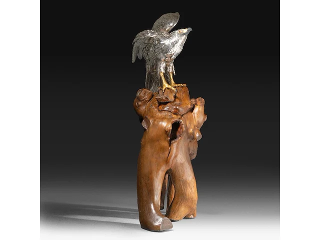 A japanese silvered bronze okimono of an eagle, perched on a burlwood stand, signed gyokko, meiji period, total h 64,8 cm - afbeelding 7 van  12