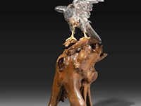 A japanese silvered bronze okimono of an eagle, perched on a burlwood stand, signed gyokko, meiji period, total h 64,8 cm - afbeelding 8 van  12