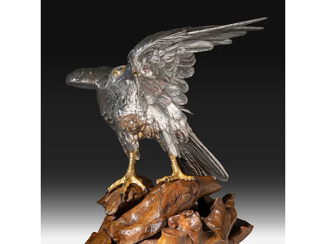 A japanese silvered bronze okimono of an eagle, perched on a burlwood stand, signed gyokko, meiji period, total h 64,8 cm - afbeelding 9 van  12