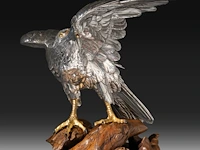 A japanese silvered bronze okimono of an eagle, perched on a burlwood stand, signed gyokko, meiji period, total h 64,8 cm - afbeelding 9 van  12